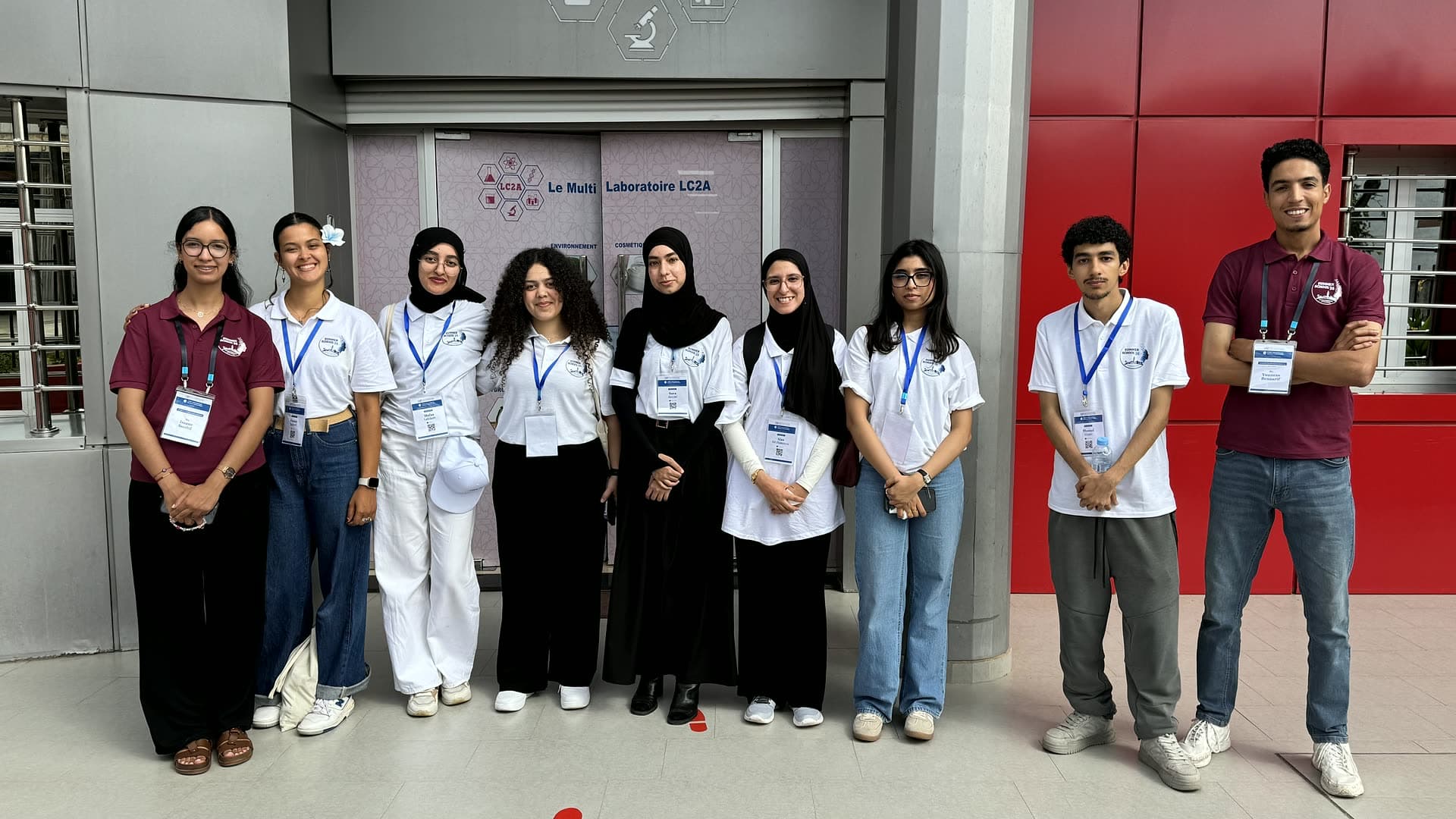 Group photo of participants at the entrance of the LC2A analysis laboratory.