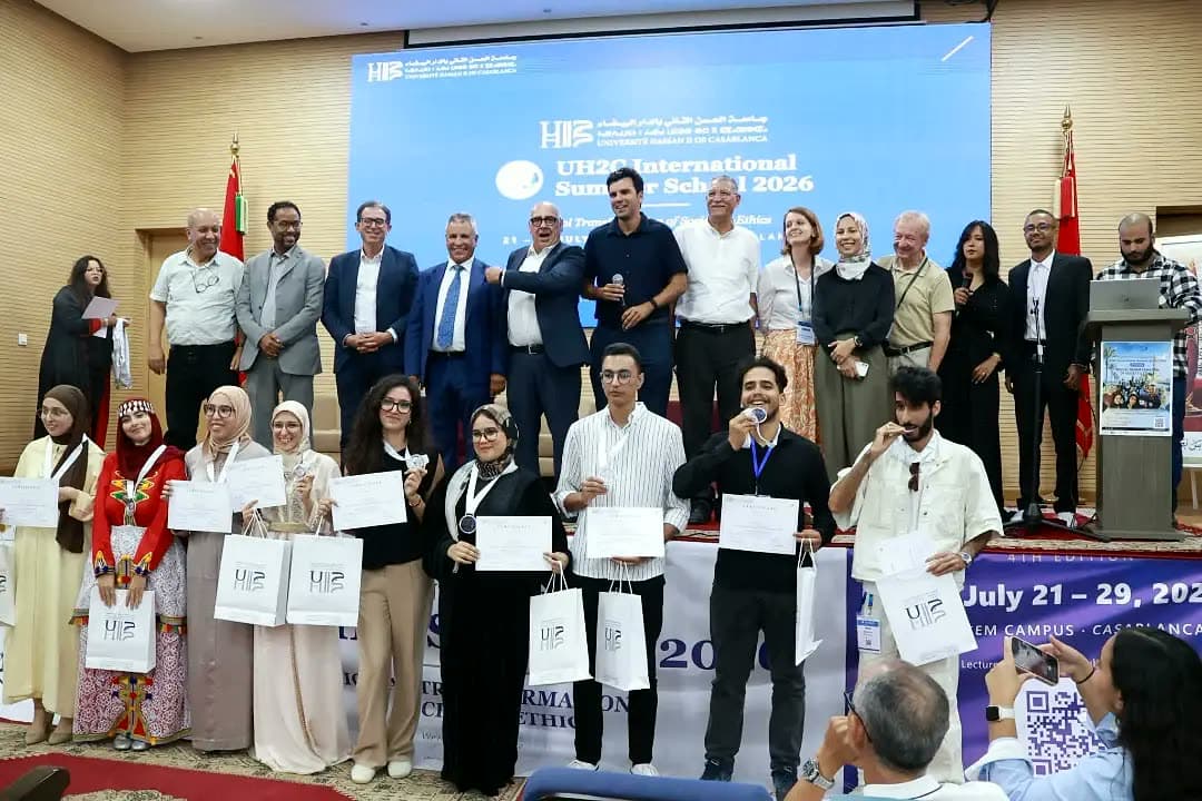 Teams with their certificates and the officials — the closing group photo.