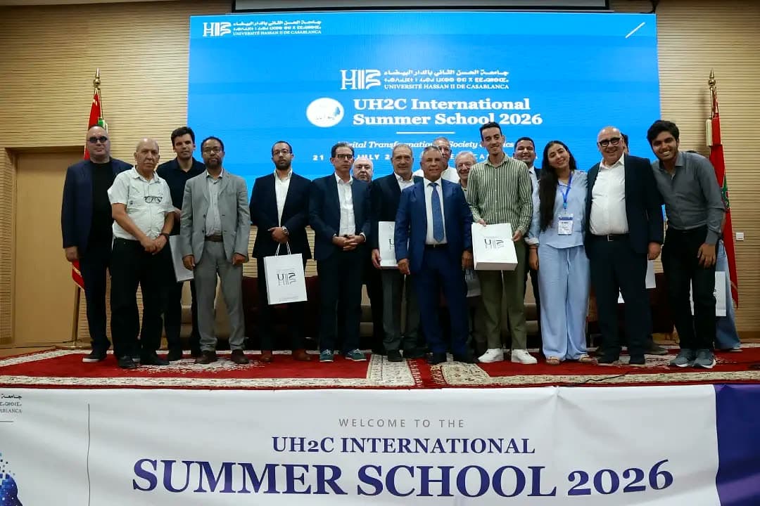 Officials thanking the speakers and the Injaz Al-Maghrib team with gifts on stage.